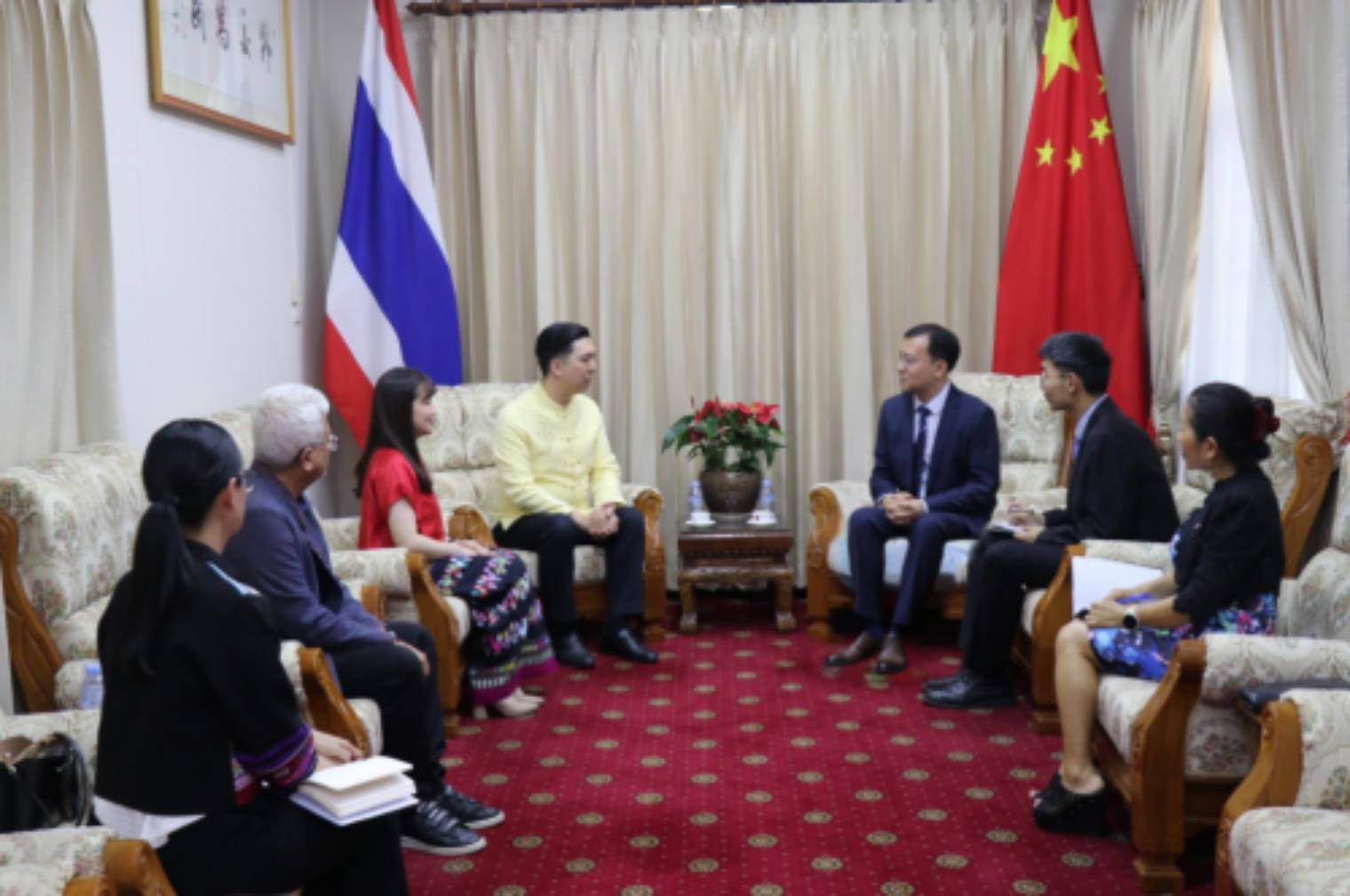 中国驻清迈总领事陈海平会见清迈市市长阿沙尼