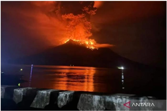警戒级别提高！印尼鲁昂火山多次喷发 至少800人撤离
