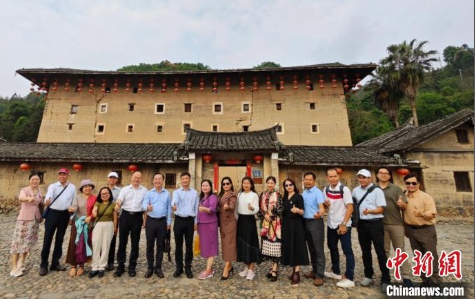 越南胡志明市代表团福建漳州访问“世遗”土楼