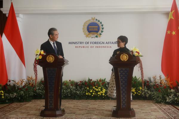 中国外长王毅同印尼外长蕾特诺共同会见记者
