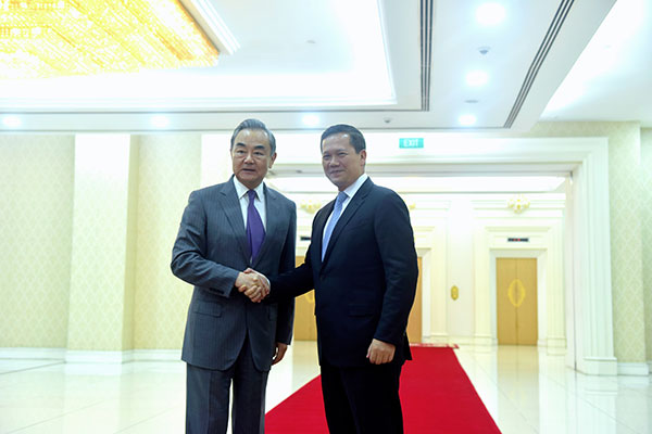 柬埔寨首相洪玛奈会见中国外长王毅