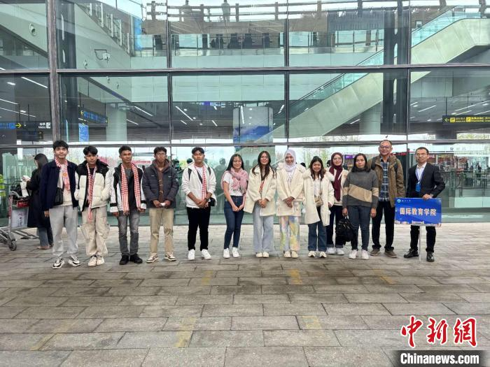 中国辽宁大学迎来首批柬埔寨留学生