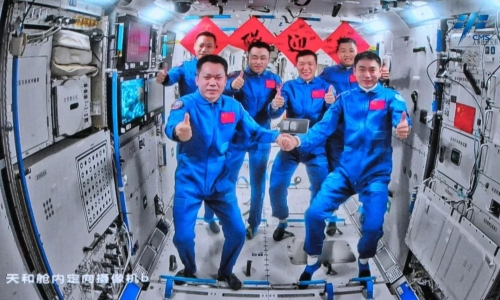 中国神舟十八号载人飞船发射成功 三名航天员进驻中国空间站