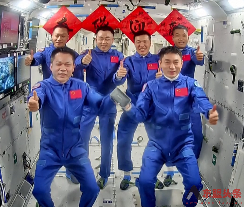 中国神舟十八号、神舟十七号宇航员在空间站内会面