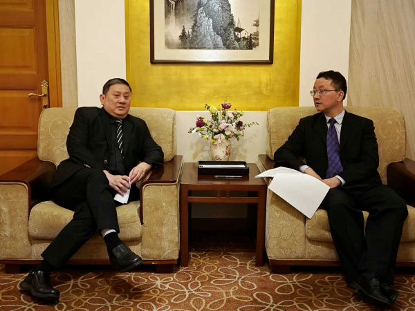中国外交部亚洲司司长会见新加坡驻华大使陈海泉