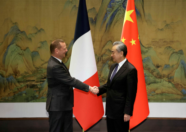中国外长王毅同法国总统外事顾问博纳通电话