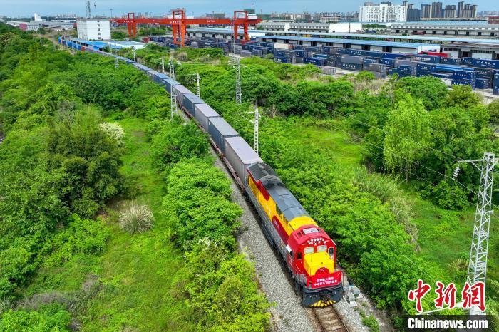 “中老泰马”全铁快速直达货运列车在成都首发