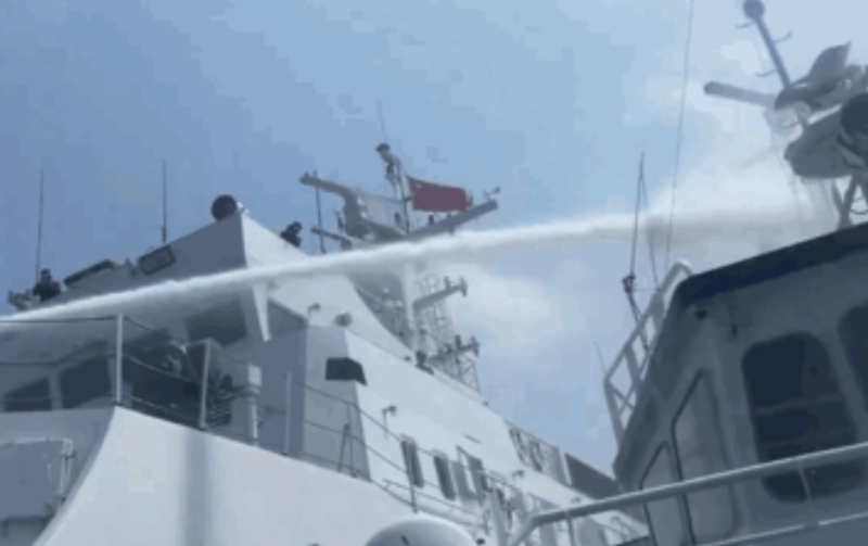 菲律宾海警船和公务船侵闯黄岩岛海域 中国海警将其驱离