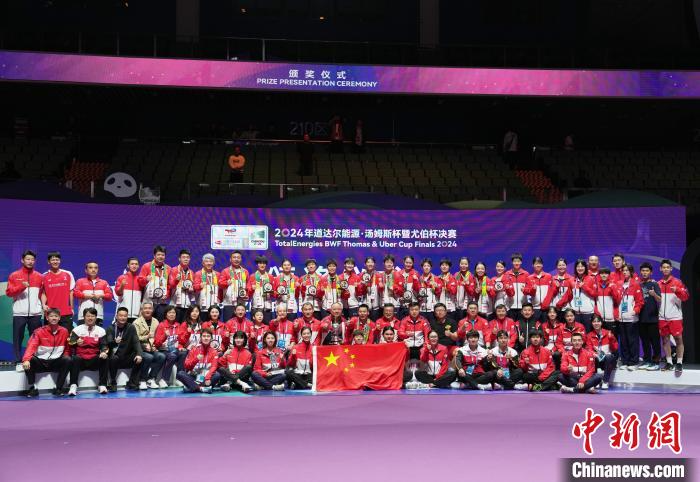中国羽毛球男女队双双击败印尼队 时隔十二年再捧双杯