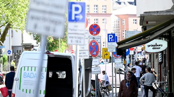 德国最疯狂街道：1100米有566个交通标志