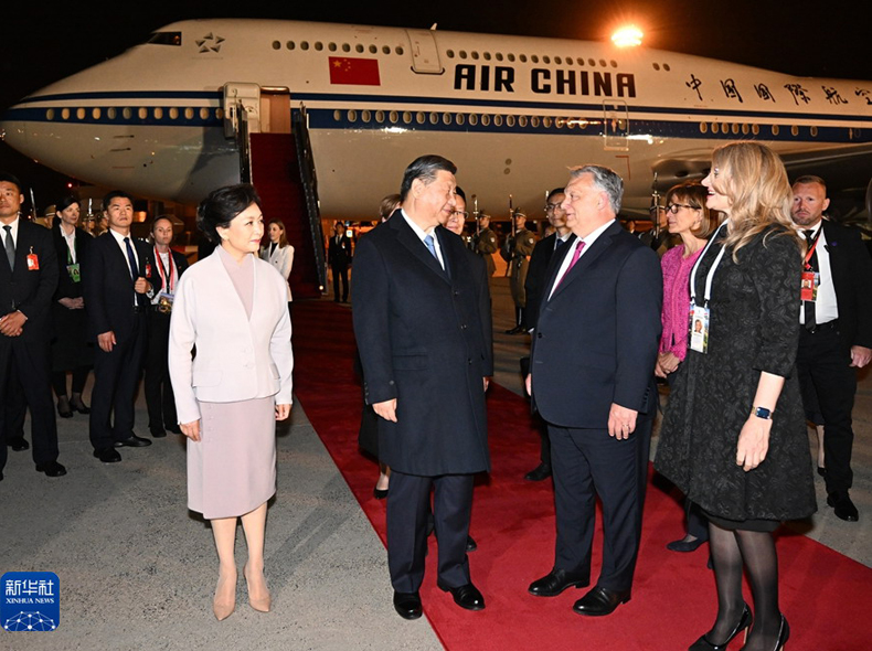 中国国家主席习近平抵达布达佩斯开始对匈牙利进行国事访问