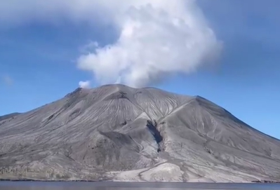 实拍大喷发后的印尼鲁昂火山