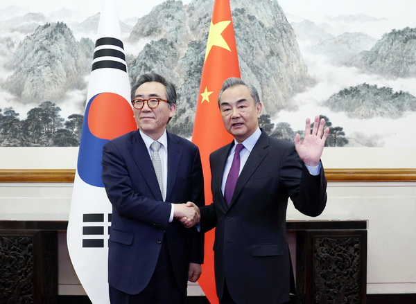 中国外长王毅同韩国外长赵兑烈举行会谈