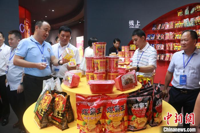广西柳州螺蛳粉“官宣”英文名 保留“原汁原味”