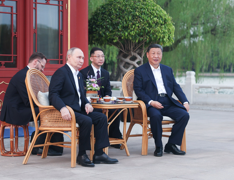中国国家主席习近平同俄罗斯总统普京在中南海小范围会晤