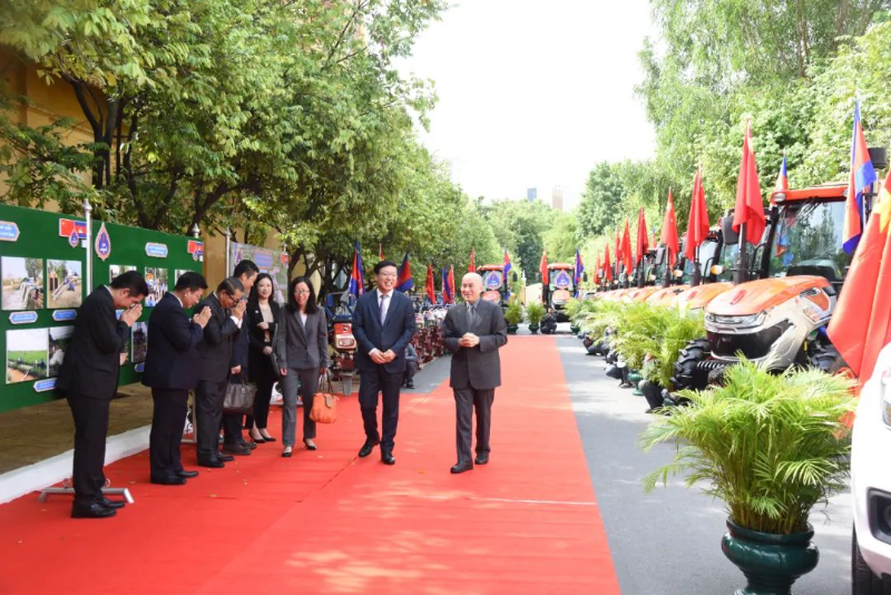 中国向柬埔寨国王工作队援助物资 柬国王和中国大使出席交接仪式