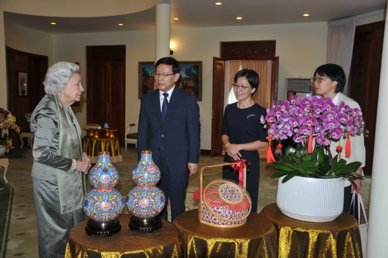 中国驻柬埔寨大使王文天夫妇辞行拜会莫尼列太后并祝贺太后88岁寿辰