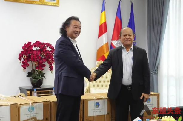 柬埔寨浙江工商联合会向柬总理府捐赠制氧机