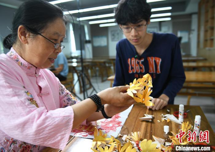 泰国“Z世代”洋弟子在华学非遗：把“纸上生花”的技艺“剪”向世界
