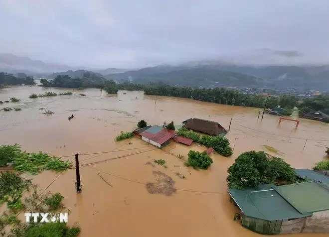 越南河江市遭洪水侵袭 部分地区水深超过两米