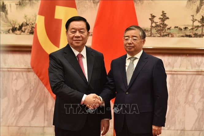 中共中央宣传部部长与越共中央宣教部部长举行会谈