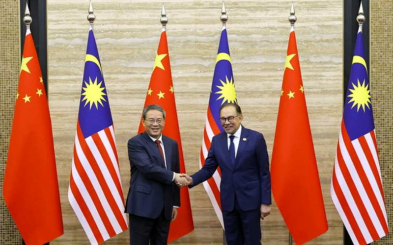 中国和马来西亚发表深化提升全面战略伙伴关系、共建中马命运共同体联合声明