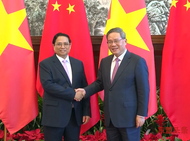 中国总理李强在大连会见越南总理范明政