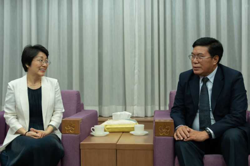 新任中国驻老挝大使方虹抵达老挝履新