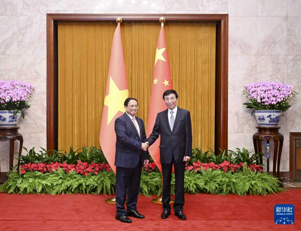 中国全国政协主席王沪宁会见越南总理范明政