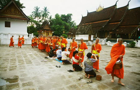 Laos to waive visas for Chinese tourists: Official