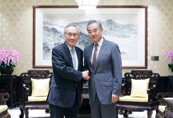 中国外长王毅会见泰国前副总理兼外长敦
