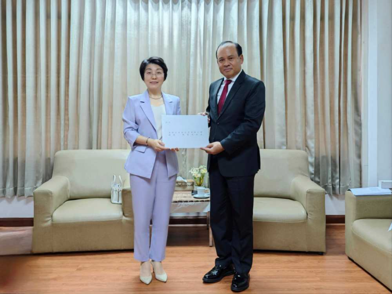新任中国驻老挝大使方虹递交国书副本并拜会老挝副外长坡赛
