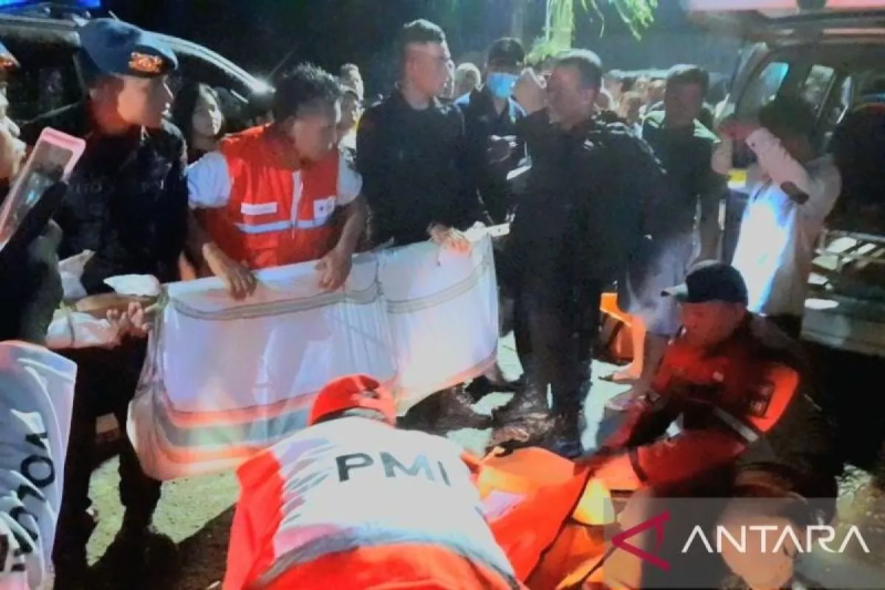 印尼一金矿山体滑坡造成的死亡人数升至12人 失踪48人