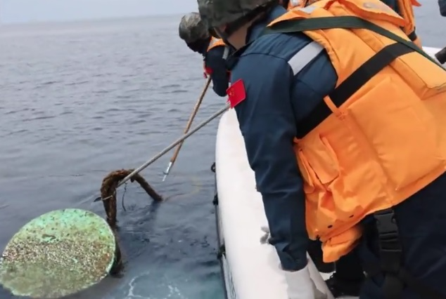 中国海警在仁爱礁发现油桶等有害垃圾 疑似为菲“坐滩”军舰丢弃