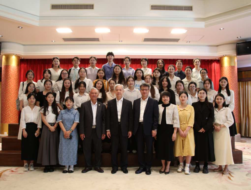 中国驻柬埔寨使馆和柬华理事总会联合举办援柬教师欢送会