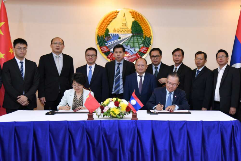新任中国驻老挝大使方虹拜会老挝副外长通潘 签署澜湄合作专项基金项目协议
