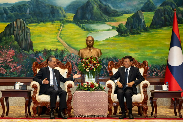 老挝国家主席、总理分别会见中国外长王毅