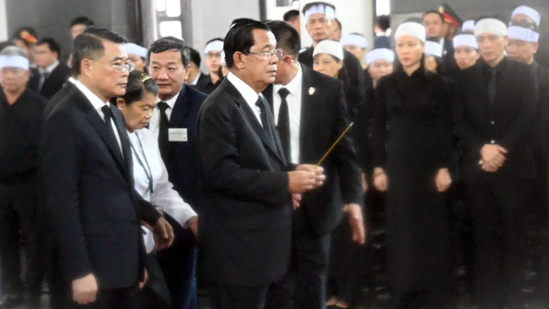 Cambodian Ruling Party President Pays Last Tribute to Late Vietnamese Top Leader