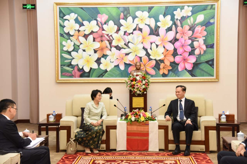 新任中国驻老挝大使方虹拜会老挝党中央书记处书记、中办主任通沙立