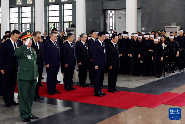 习近平特别代表王沪宁在河内吊唁阮富仲逝世