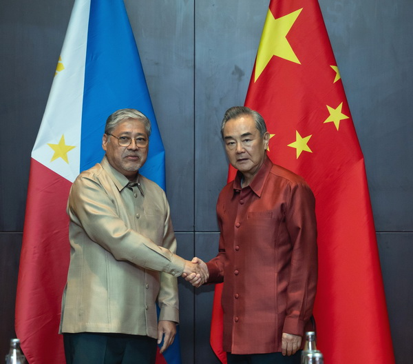 中国外长王会见菲律宾外长：中菲关系目前站在十字路口