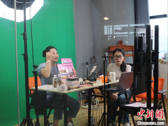 小语种跨境直播助推国货“出海”东南亚