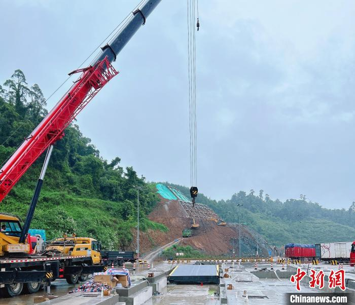 中越智慧口岸首个IGV地磅成功吊装