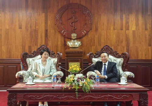 新任中国驻老挝大使方虹拜会老挝卫生部部长本丰