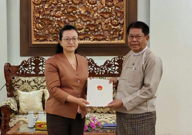 新任中国驻缅甸大使向缅甸副总理兼外长递交国书副本