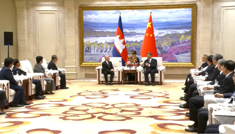 中国新疆维吾尔自治区党委书记、自治区主席会见柬埔寨国王西哈莫尼