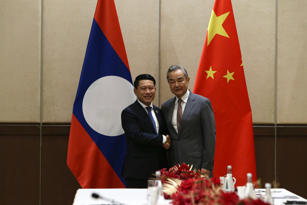 中国外长王毅会见老挝副总理兼外长沙伦赛