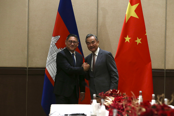 中国外长王毅会见柬埔寨副首相兼外交大臣