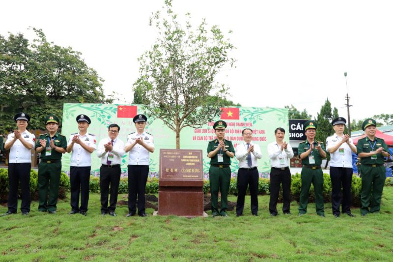 首届中越移民边防青年警官军官交流活动在越南举行