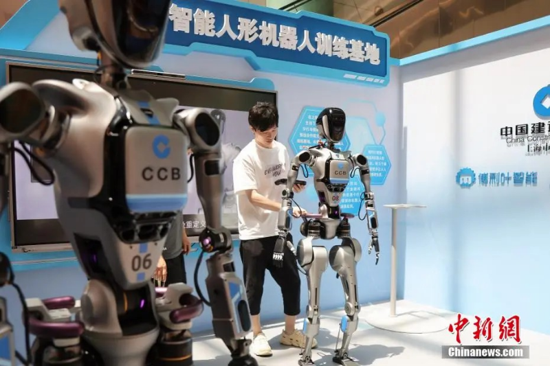东西问丨邵怡蕾：为什么人形机器人将引发人类对自身的重新思考？